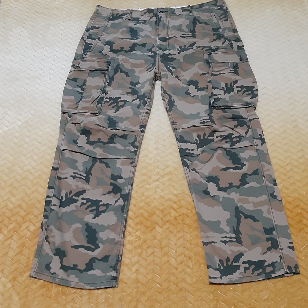 Men's Camo Levi's Strauss & Co. Cargo Pants Size 40 x 28 NWT-Retail $64.00.